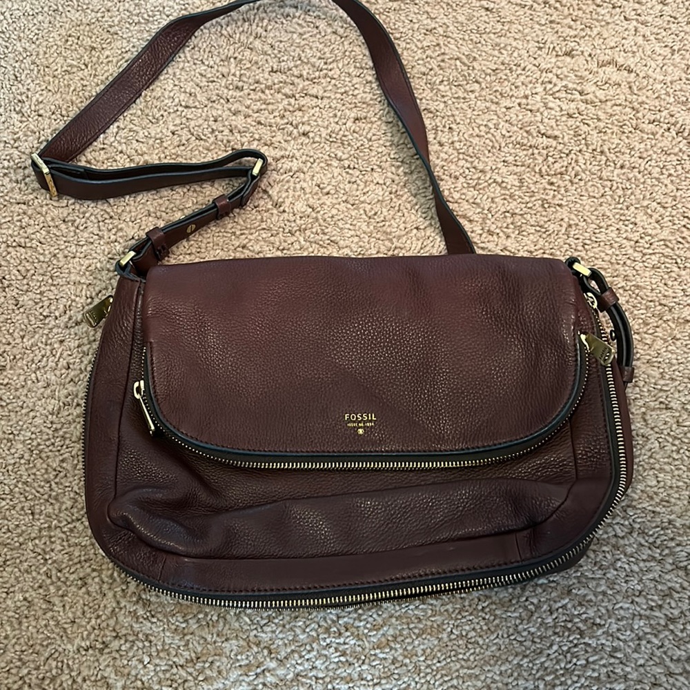 Fossil fold over cross body bag with adjustable strap.